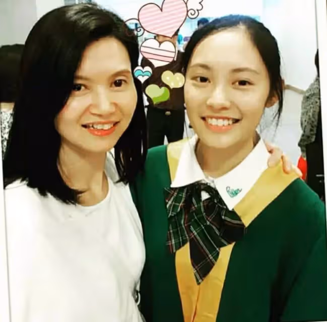 恭喜!歐瑞偉23歲女兒大學畢業,被讚美貌出眾,老爸卻說她長得丑