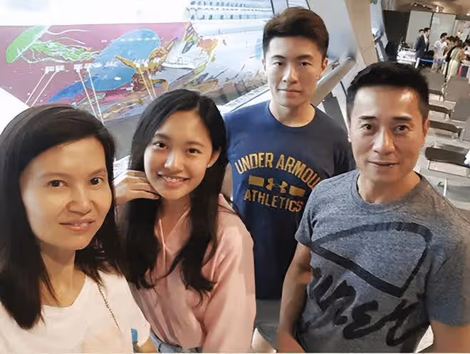 恭喜!歐瑞偉23歲女兒大學畢業,被讚美貌出眾,老爸卻說她長得丑