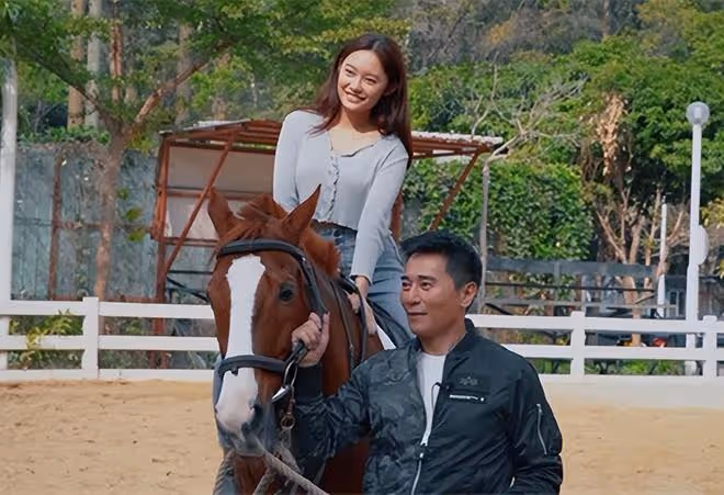 恭喜!歐瑞偉23歲女兒大學畢業,被讚美貌出眾,老爸卻說她長得丑