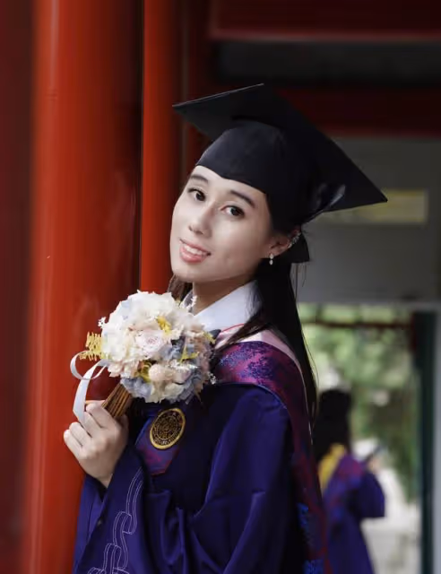 賭王幼女何超欣上新聞,出席重要活動暴瘦認不出,上月從清華畢業