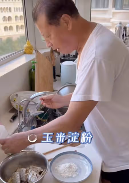 董潔回大連老家三代同堂,父母五官基因優越,13歲頂頂超像潘粵明