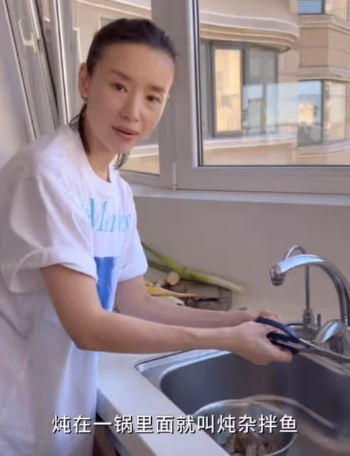 董潔回大連老家三代同堂,父母五官基因優越,13歲頂頂超像潘粵明