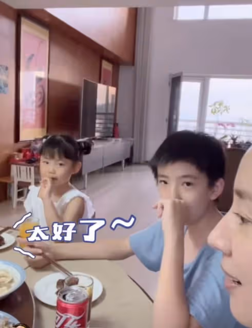 董潔回大連老家三代同堂,父母五官基因優越,13歲頂頂超像潘粵明