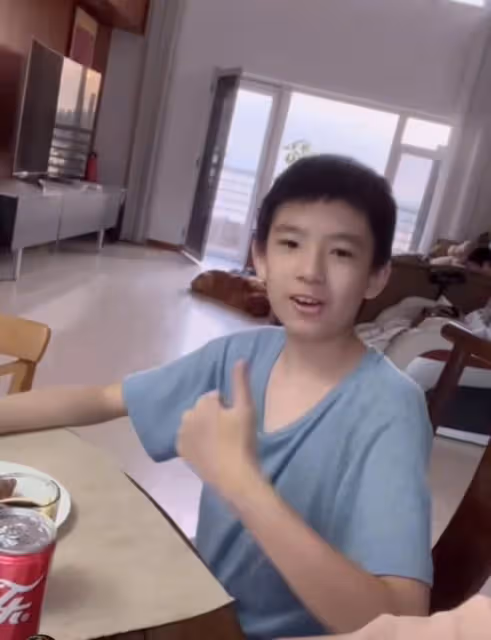 董潔回大連老家三代同堂,父母五官基因優越,13歲頂頂超像潘粵明
