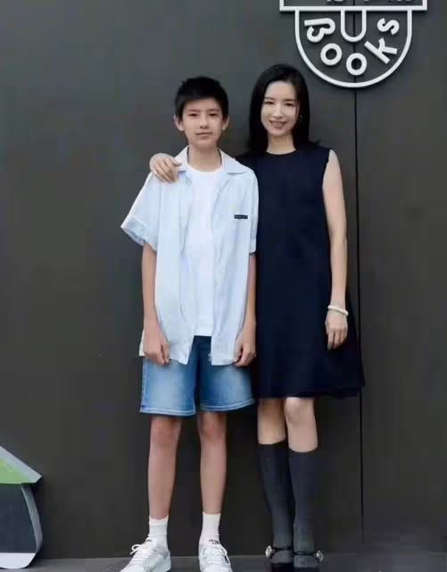 董潔回大連老家三代同堂,父母五官基因優越,13歲頂頂超像潘粵明