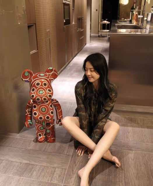 華誼千金豪宅內金碧輝煌,坐灶台上大秀美腿,國產百元紅酒太搶鏡