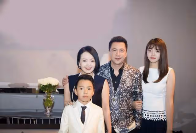 華誼千金豪宅內金碧輝煌，坐灶台上大秀美腿，國產百元紅酒太搶鏡