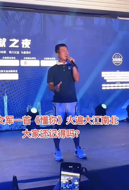 53歲滿文軍商演撈金,黝黑消瘦模樣滄桑,賣力唱成名曲被指炒冷飯