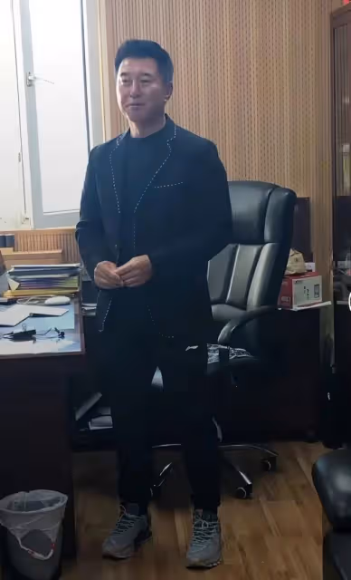 53歲滿文軍商演撈金,黝黑消瘦模樣滄桑,賣力唱成名曲被指炒冷飯