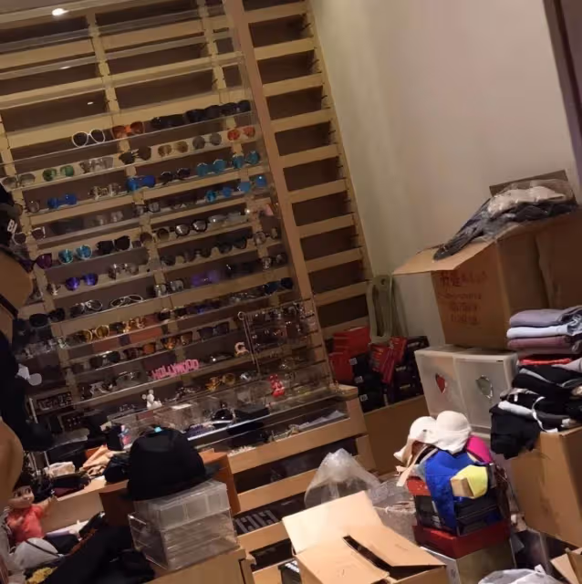 走進阿嬌在香港的豪宅，家裡有個服裝倉庫，光墨鏡就放滿了整面墻