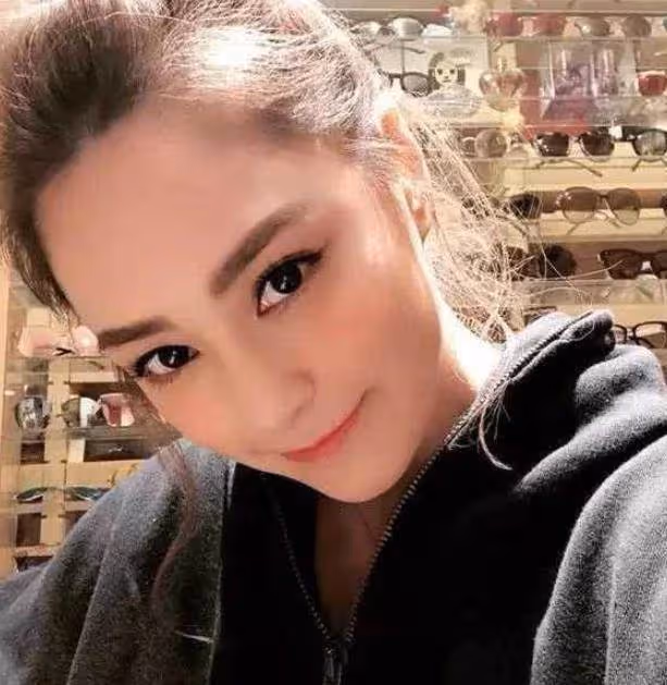 走進阿嬌在香港的豪宅，家裡有個服裝倉庫，光墨鏡就放滿了整面墻