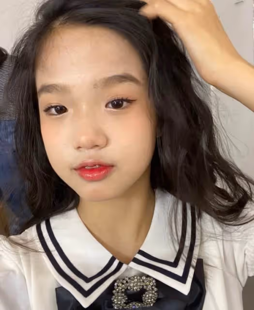 鐘麗緹為女兒慶生,14歲張思捷染髮化妝顯成熟,長相顏值不輸母親