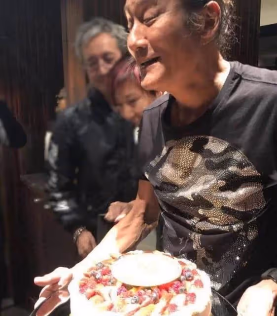 梁家輝曬出自己的豪宅!客廳正中央種臘梅樹,面積大得有點過分了,網友:真的是極盡奢侈