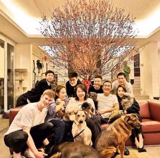 梁家輝曬出自己的豪宅!客廳正中央種臘梅樹,面積大得有點過分了,網友:真的是極盡奢侈