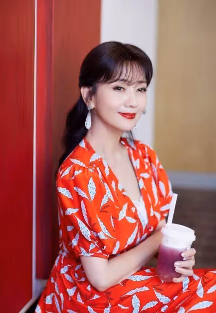 68歲趙雅芝不懼38度高溫跑步,打扮精緻穿10厘米高跟鞋仍步伐穩健