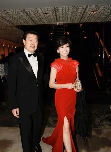 68歲趙雅芝不懼38度高溫跑步,打扮精緻穿10厘米高跟鞋仍步伐穩健