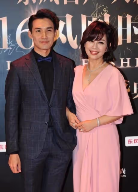 陳松伶和小9歲老公出席活動,穿一身粉裙太少女,好狀態不像51歲,網友:愛情讓人年輕