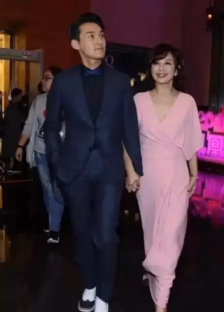 陳松伶和小9歲老公出席活動,穿一身粉裙太少女,好狀態不像51歲,網友:愛情讓人年輕