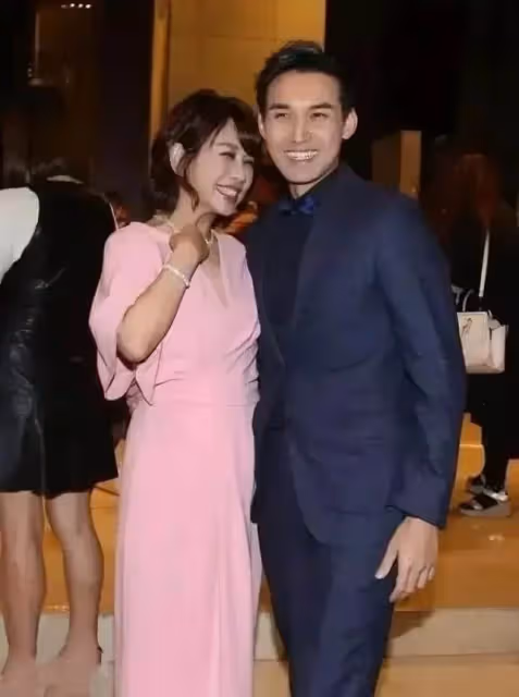 陳松伶和小9歲老公出席活動,穿一身粉裙太少女,好狀態不像51歲,網友:愛情讓人年輕