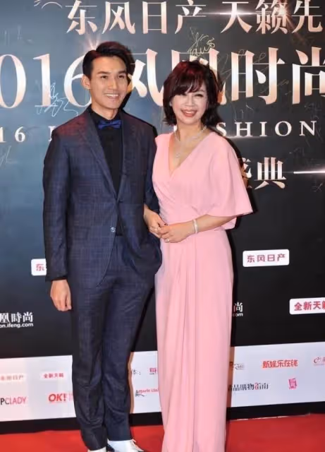 陳松伶和小9歲老公出席活動,穿一身粉裙太少女,好狀態不像51歲,網友:愛情讓人年輕