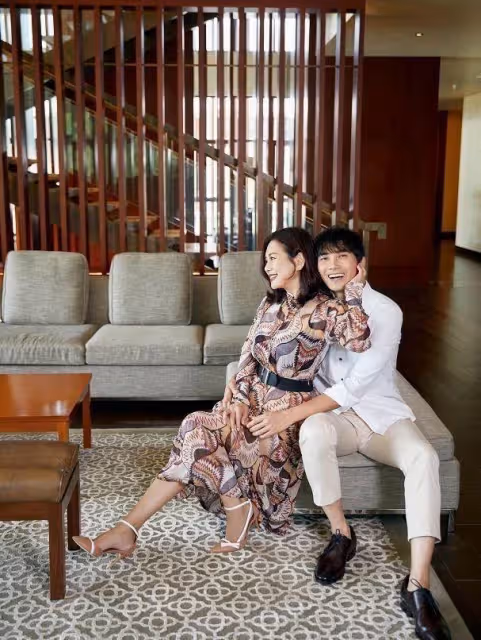 陳松伶和小9歲老公出席活動,穿一身粉裙太少女,好狀態不像51歲,網友:愛情讓人年輕
