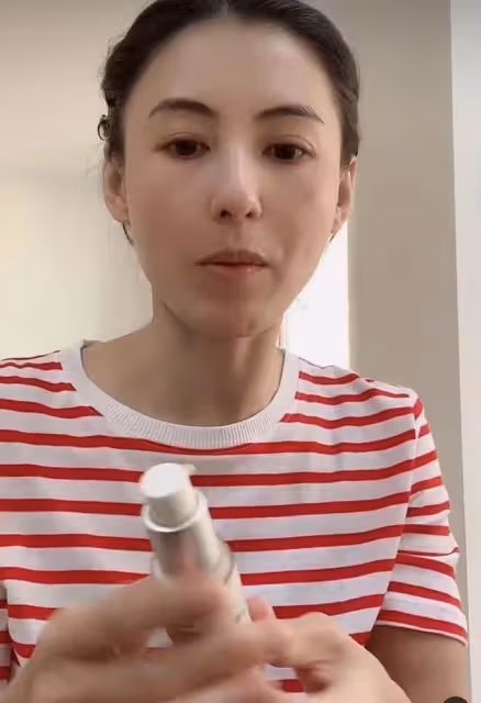 張柏芝二兒子像霆鋒,柏芝童年照曝光,也有點像霆鋒