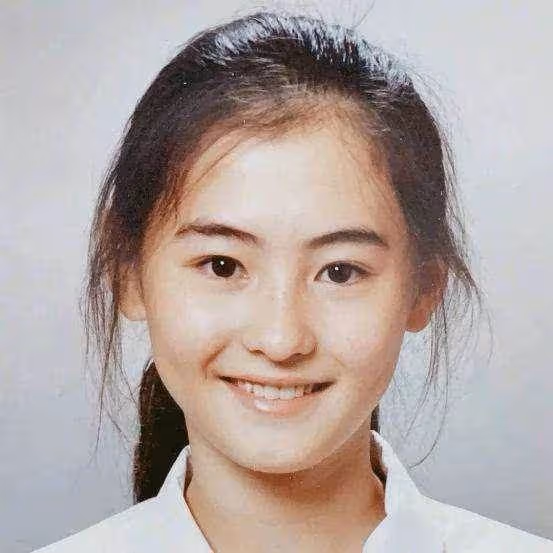 張柏芝二兒子像霆鋒,柏芝童年照曝光,也有點像霆鋒