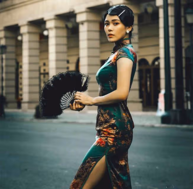 呂良偉侄女穿旗袍秀身材！凹凸有致曲線完美，29歲改名回內地發展
