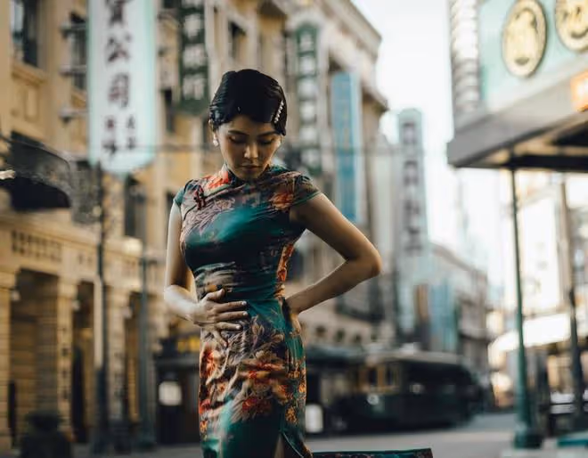 呂良偉侄女穿旗袍秀身材！凹凸有致曲線完美，29歲改名回內地發展