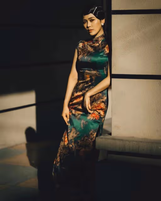 呂良偉侄女穿旗袍秀身材！凹凸有致曲線完美，29歲改名回內地發展