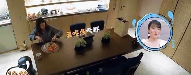 47歲佘詩曼豪宅內景曝光!裝修低調大氣上檔次,將香港夜景盡收眼底,未婚獨居生活相當愜意:真正的人生贏家