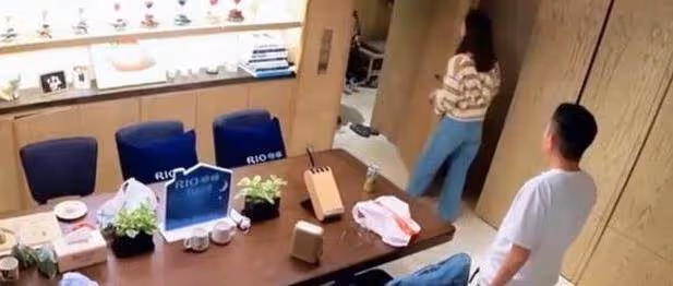 47歲佘詩曼豪宅內景曝光!裝修低調大氣上檔次,將香港夜景盡收眼底,未婚獨居生活相當愜意:真正的人生贏家