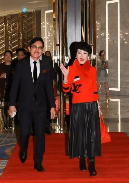 狄波拉罕攜二婚老公現身,她滿身奢牌精緻貴氣,老公一身黑像保鏢,網友:失婚是正確的選擇