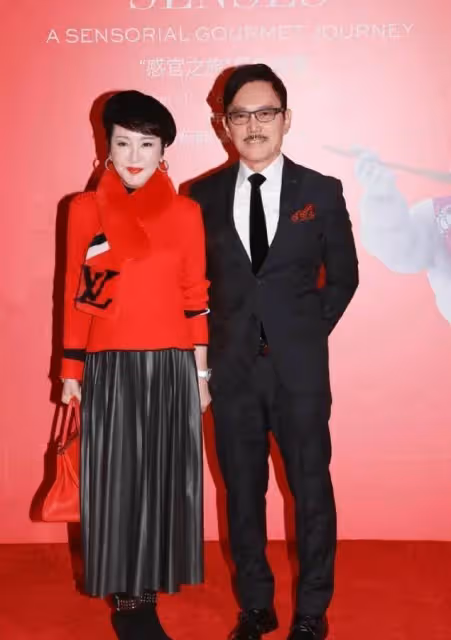 狄波拉罕攜二婚老公現身,她滿身奢牌精緻貴氣,老公一身黑像保鏢,網友:失婚是正確的選擇