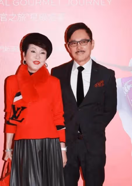 狄波拉罕攜二婚老公現身,她滿身奢牌精緻貴氣,老公一身黑像保鏢,網友:失婚是正確的選擇