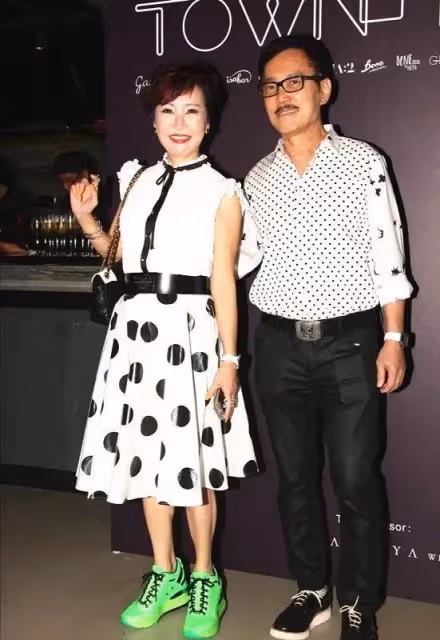狄波拉罕攜二婚老公現身,她滿身奢牌精緻貴氣,老公一身黑像保鏢,網友:失婚是正確的選擇