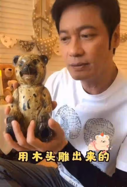 視帝羅嘉良罕見曬近況!59歲白色T恤搭配牛仔短褲「狀態輕松顯真實」,大理避暑心情好