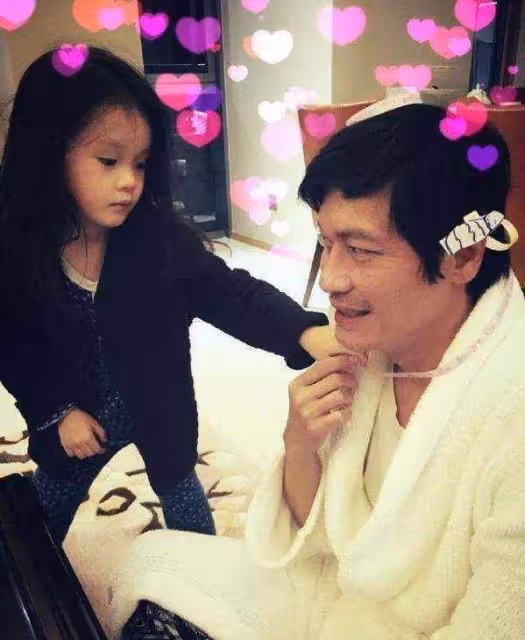 視帝羅嘉良罕見曬近況!59歲白色T恤搭配牛仔短褲「狀態輕松顯真實」,大理避暑心情好