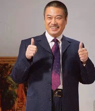 「身軀雖小,卻父愛如山」離開周星馳後星途黯淡、兒子重病,如今又遭遇欠薪,黃一山實慘