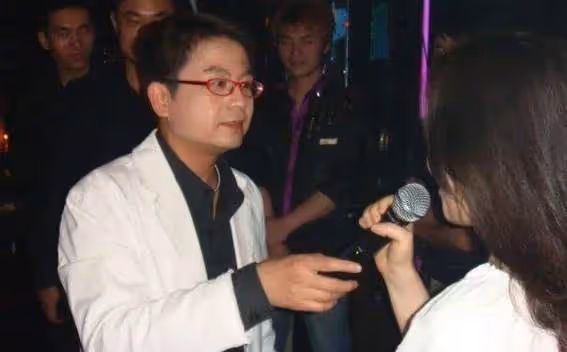 「身軀雖小，卻父愛如山」離開周星馳後星途黯淡、兒子重病，如今又遭遇欠薪，黃一山實慘