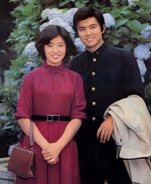 山口百惠真是美了一輩子！年輕時明艷動人，到老了也依舊有魅力：拎7千包優雅又高貴