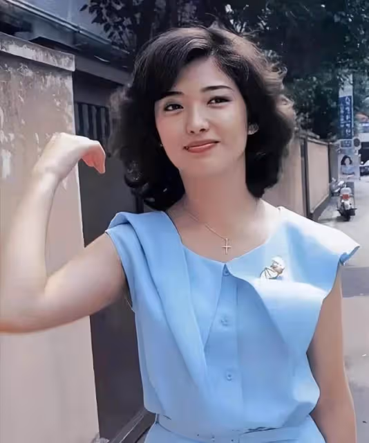 山口百惠真是美了一輩子！年輕時明艷動人，到老了也依舊有魅力：拎7千包優雅又高貴