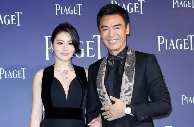 曾自卑趕她走,小20歲妻負債7億也無懼,從谷底陪伴鍾鎮濤哽咽,為什麼要跟著我告白惹淚