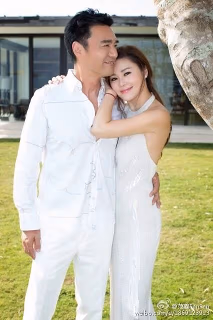 曾自卑趕她走,小20歲妻負債7億也無懼,從谷底陪伴鍾鎮濤哽咽,為什麼要跟著我告白惹淚