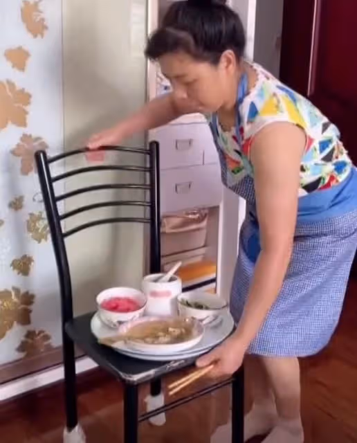 女子懷孕,婆婆一日三餐送床邊,早產出院時用椅子抬上5樓,惹網羨慕:天使婆婆
