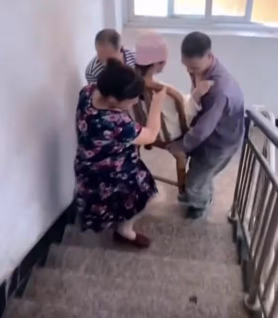女子懷孕,婆婆一日三餐送床邊,早產出院時用椅子抬上5樓,惹網羨慕:天使婆婆