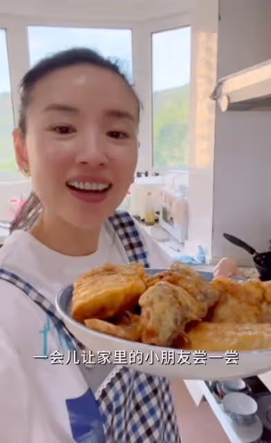 董潔父母長相曝光,老父親五官端正超儒雅,三代同堂太溫馨!