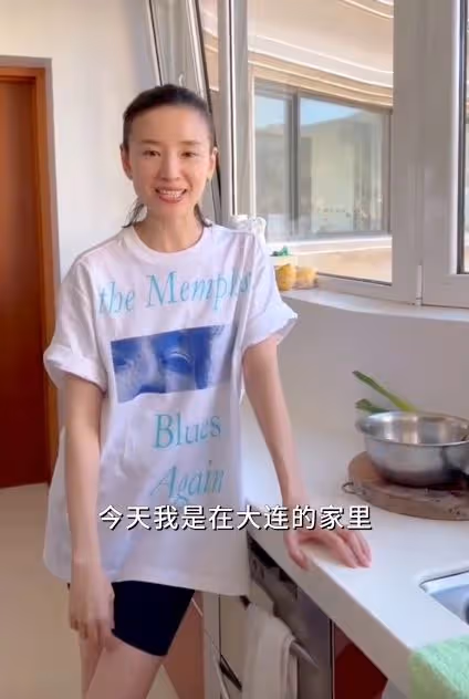 董潔父母長相曝光,老父親五官端正超儒雅,三代同堂太溫馨!