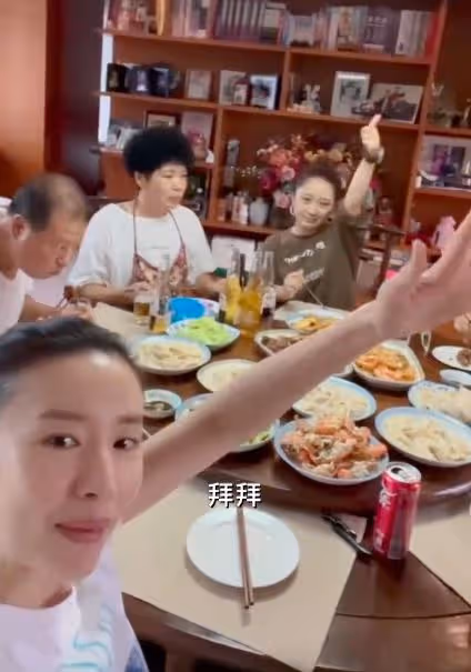 董潔父母長相曝光,老父親五官端正超儒雅,三代同堂太溫馨!