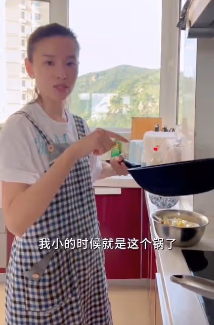 董潔父母長相曝光,老父親五官端正超儒雅,三代同堂太溫馨!